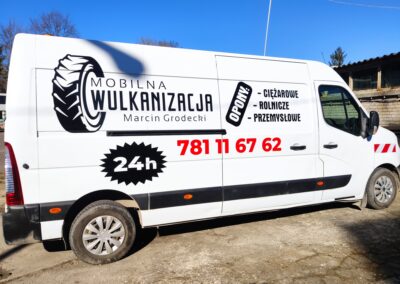 Samochód z reklamą firmy Mobilna Wulkanizacja